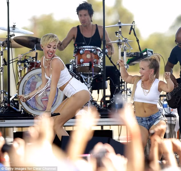 Những chiêu trò phản cảm được coi là một trong các nguyên nhân bạn trai sắp cưới của Miley không thể chịu đựng thêm ở vị hôn thê.