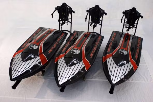 Bộ đồ thể thao lướt sóng chuyên dụng JF-260 Jetpack (135.000 USD) thực sự là món quà lý tưởng cho những đại gia nào thích các môn thể thao dưới nước.