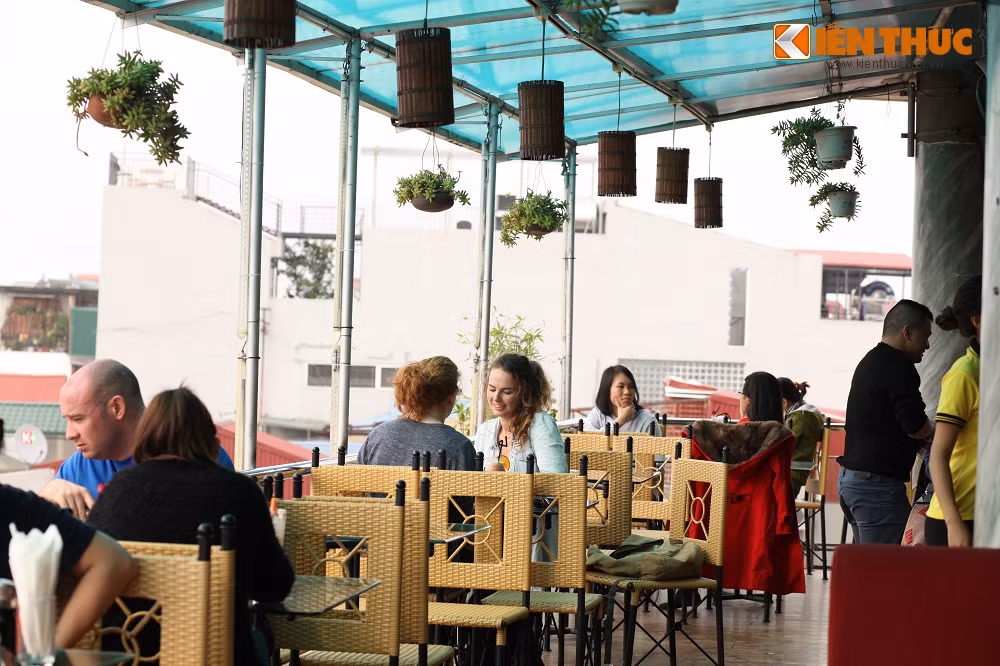 Không quá cầu kỳ về cách bài trí hoặc tung "chiêu" hút khách, nhưng hàng loạt cửa hàng thuê địa điểm tại tòa nhà 6 tầng Hàm cá mập (ngã tư đường Đinh Tiê Hoàng, Hoàn Kiếm - Hà Nội) vẫn cực hút khách và hái ra tiền. Một cửa hàng tại đây tiết lộ, giá thuê mặt bằng do động khoảng 2,1 triệu đồng/m2/tháng.