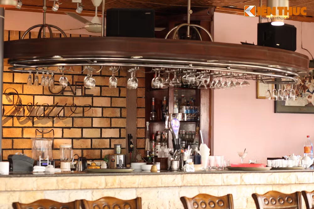 Theo một nhân viên cửa hàng cafe trên tầng 6 Hàm cá mập, những dịp lễ tết có bắn pháo hoa, khách hàng thường xuyên phải đặt bàn trước mới hy vọng có được vị trí đẹp. Lúc này, giá của chỗ ngồi từ 250.000 đồng trở lên, chưa tính phí nước uống và đồ ăn đi kèm.