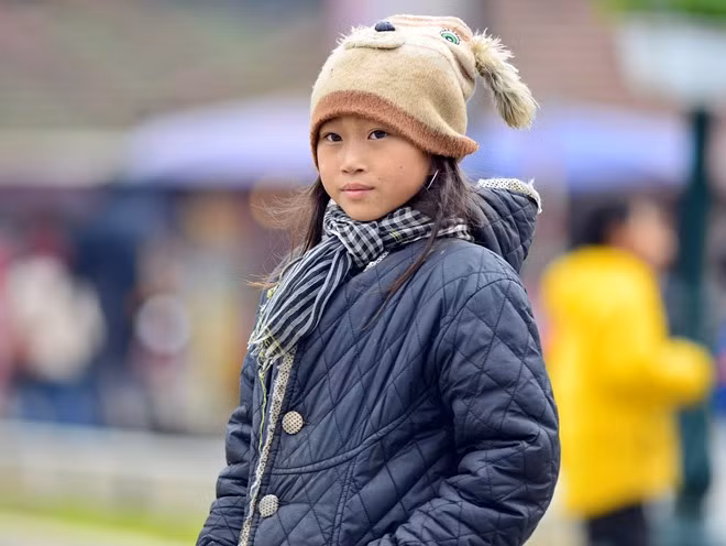 Theo ông Lưu Minh Hải, Giám đốc Trung tâm Khí tượng Thủy văn Lào Cai, ngày 16/12 Sa Pa có nền nhiệt độ thấp nhất kể từ đầu mùa. Dự kiến đêm nay và sáng 17/12, nhiệt độ còn xuống thấp hơn, từ 0 - 2 độ C.