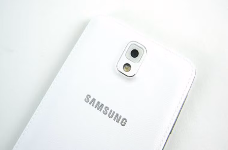 Samsung phủ nhận việc buộc vận động viên phủ logos của các hãng không phải Samsung tại Sochi 2014. Tại Thế vận hội mùa đông này, Samsung mạnh tay tặng mỗi vận động viên một chiếc Galaxy Note 3 cùng nhiều hoạt động khác. Tuy nhiên đã có lời phàn nàn rằng Samsung yêu cầu không để bất cứ một logos của hãng nào ngoài Samsung lọt vào ống kính máy quay. Phản ứng trước tin đồn này, Samsung cho biết họ không liên quan đến vụ việc này.