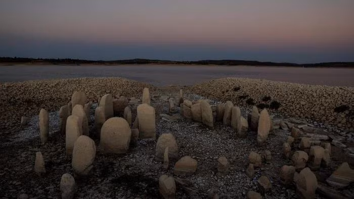 Tại Tây Ban Nha, các nhà khảo cổ học đã vui mừng trước sự xuất hiện của một vòng tròn bằng đá thời tiền sử được mệnh danh là "Stonehenge của Tây Ban Nha”. Công trình hiện nằm ở một góc hồ chứa Valdecanas, miền Trung Caceres, nơi nhà chức trách cho biết mực nước đã giảm xuống 28%.