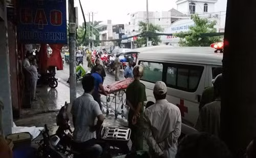 Thi thể nạn nhân được đưa khỏi hiện trường.