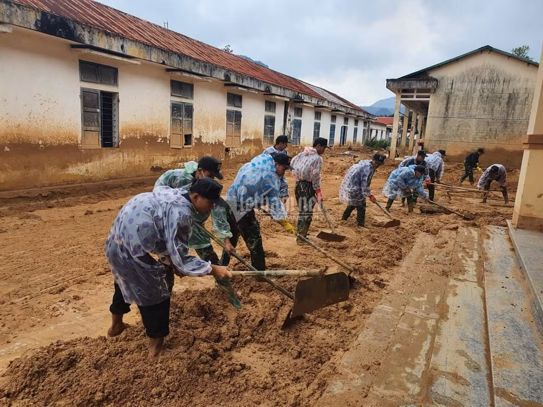 Theo thiếu tá Phạm Thành Long – Bí thư đoàn Thanh niên Công an tỉnh Quảng Trị, sau 4 ngày đơn vị đã hoàn thành việc dọn dẹp tại các điểm trường, đài tưởng niệm, trạm y tế và nhà dân ở xã Hướng Việt.