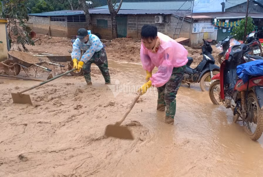 Đồng thời, dịp này chúng tôi đã trao các phần quà cho toàn bộ người dâncủa xã và tặng chăn ấm cho các trường trên địa bàn để các em học sinh được giữ ấm, có giấc ngủ ngon trong mùa mưa gió”, thiếu tá Long chia sẻ.