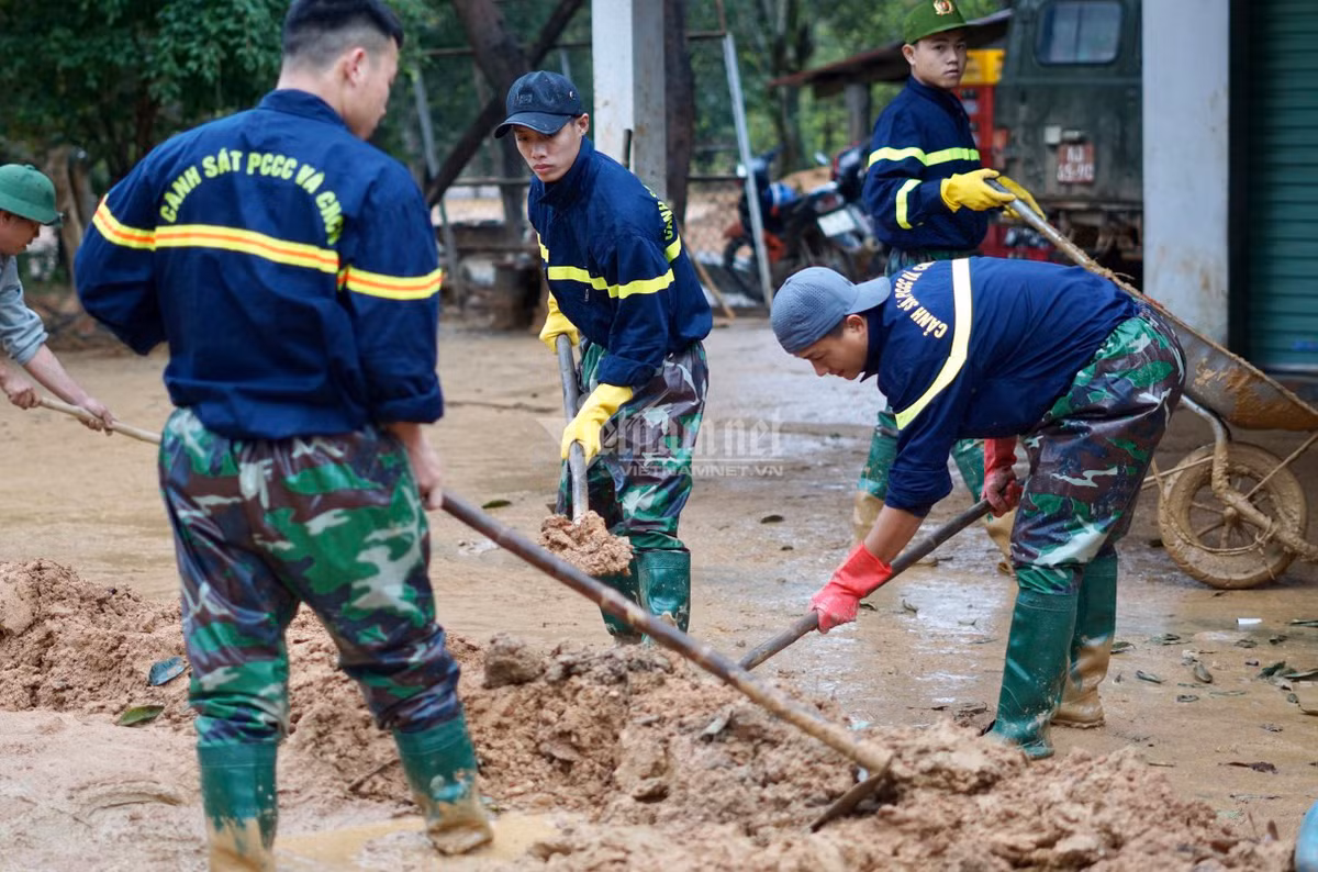 “Vì lượng bùn quá lớn sau lũ nên các chiến sĩ phải mất rất nhiều thời gian. Đến hôm nay (11/11), chúng tôi đã hoàn thành công việc giúp bà con. Việc về cơ sở giúp dân khắc phục hậu quả sau lũ cũng thể hiện trách nhiệm của tuổi trẻ công an tỉnh với nhân dân.