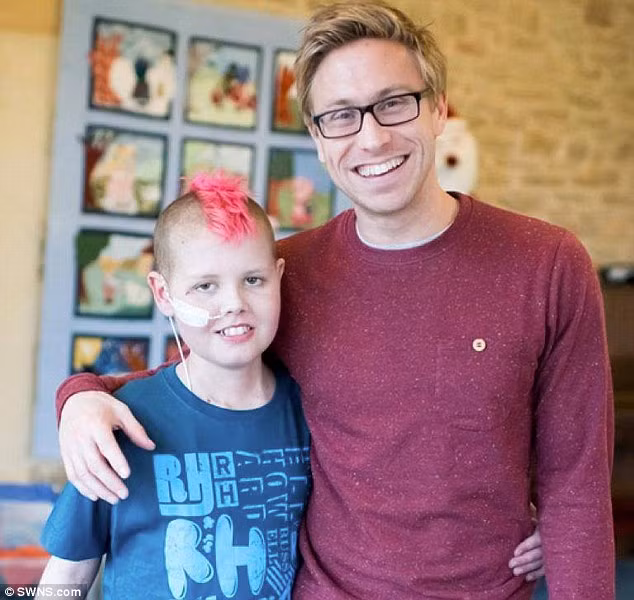 Deryn (ảnh chụp chung với diễn viên hài Russell Howard) được chẩn đoán mắc bệnh bạch cầu khi lên 10 và phát triển tế bào Langerhan Sarcoma hiếm 2 năm sau đó.