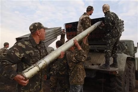 Quân chính phủ đang pháo kích phiến quân ở Luhansk (Nguồn AP)