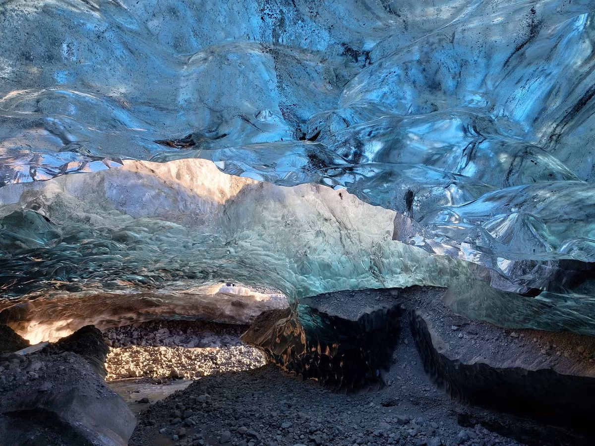 Hang động băng Vatnajökull là những cấu trúc tạm thời xuất hiện ở rìa của sông băng và có thể sụp đổ bất cứ lúc nào. Ảnh: Glacier Journey.