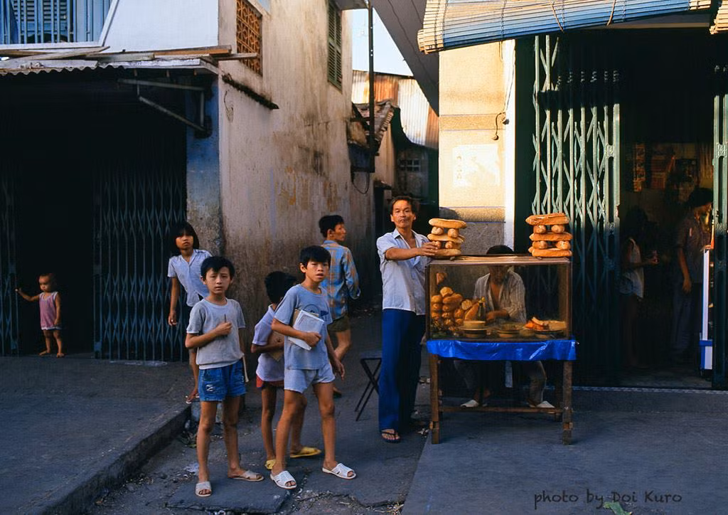 Quầy bán bánh mì đầu ngõ.