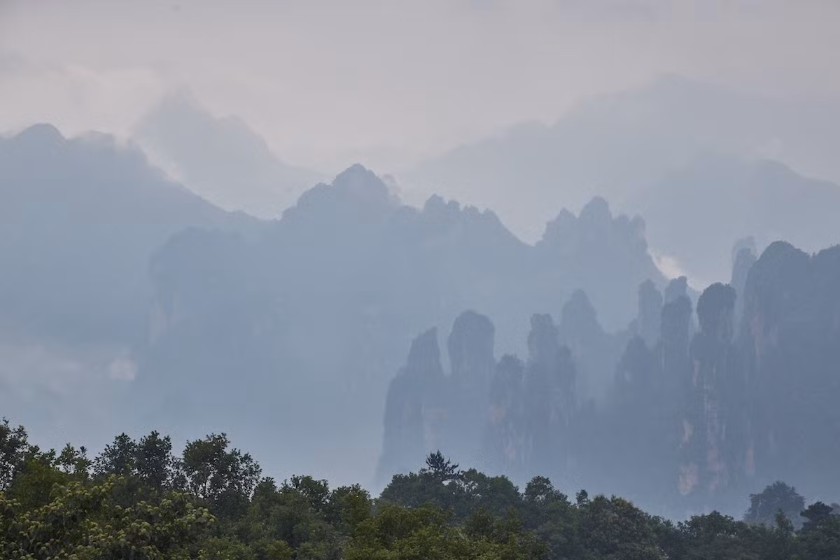 Sự tạo núi này kéo dài hàng chục triệu năm thì dừng lại. Sau đó là quá trình xói mòn do tác động của nước kéo dài khoảng 320 triệu năm, tạo ra những ngọn núi cao như cột chống trời. Ảnh: Sailingstone Travel.