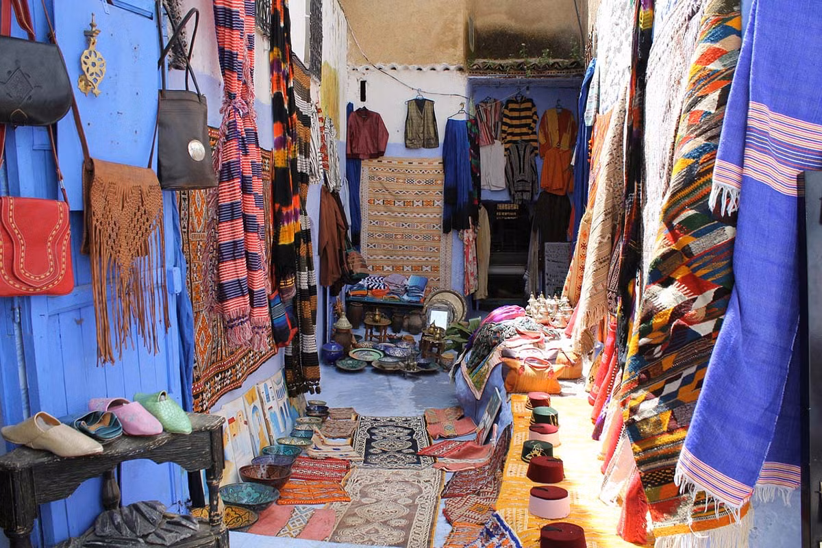 Không chỉ có những ngôi nhà màu xanh, Chefchaouen còn nổi tiếng với những món đồ thủ công mỹ nghệ tinh xảo và đậm chất văn hóa bản địa. Ảnh: Marrakech Desert Trips.