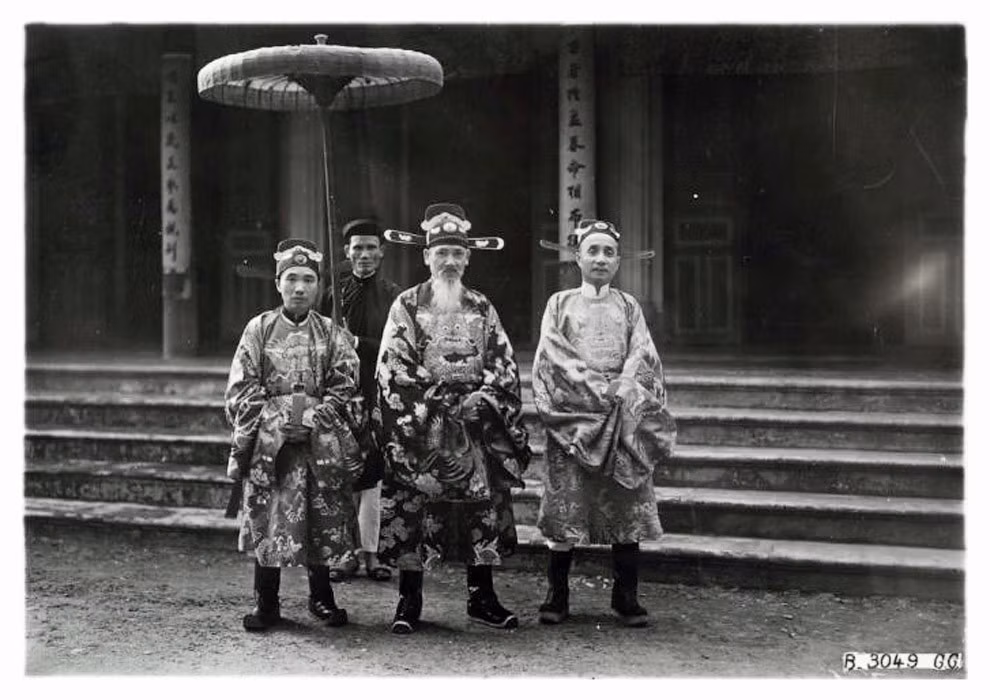 Ba vị quan của triều đình Huế năm 1927. Người đứng giữa là Thượng thư Bộ Hình Tôn Thất Đàn.