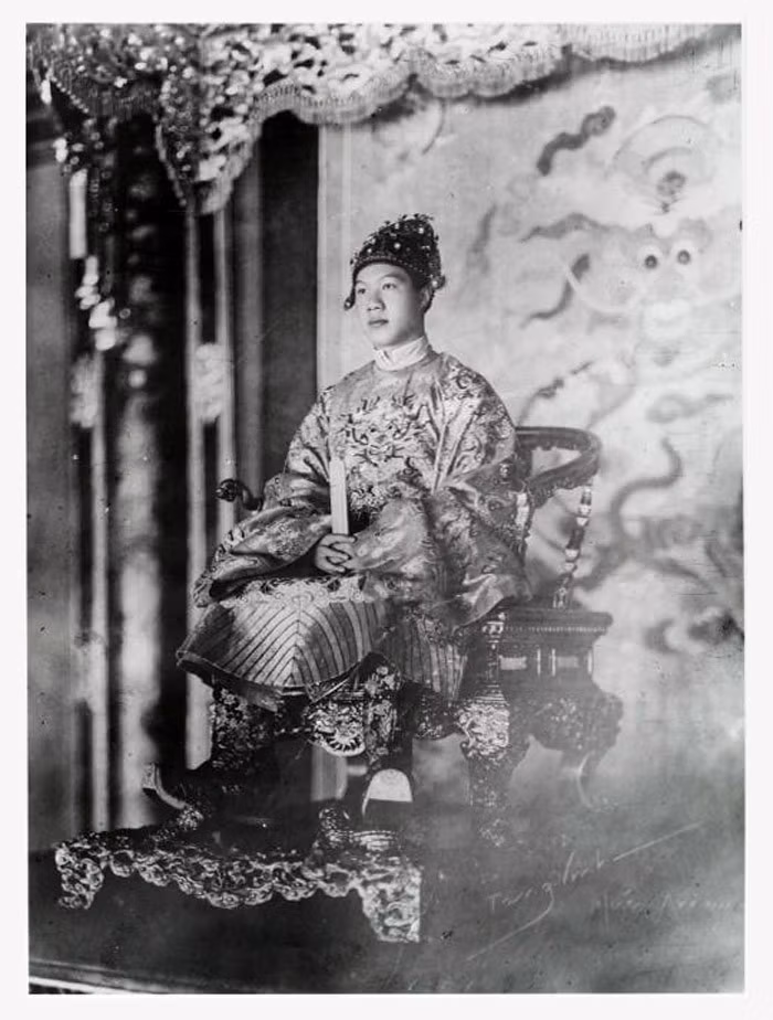 Vua Bảo Đại ngồi trên ngai vàng, 1928.