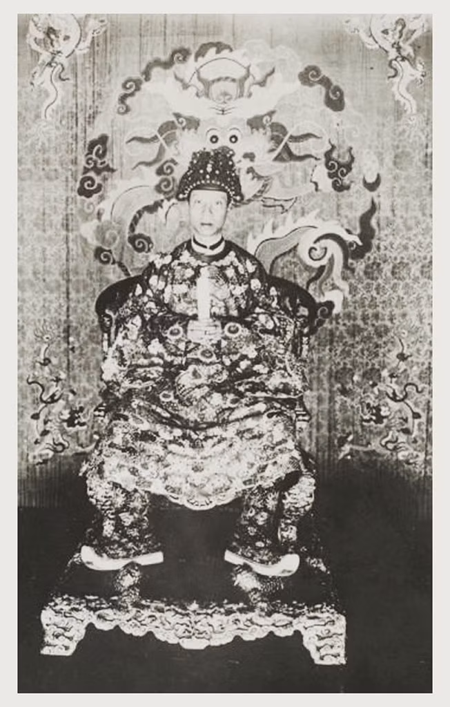 Vua Khải Định ngồi trên ngai vàng, 1919.