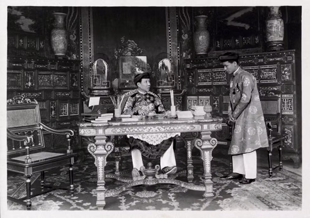 Vua Khải Định và người hầu cận của mình ở Hoàng thành Huế năm 1919.