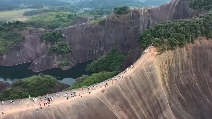 Nhiều đoạn trên đỉnh núi không có rào chắn, lan can, nếu trượt chân, du khách rất dễ gặp tai nạn nguy hiểm tới tính mạng do vách núi cao hàng trăm mét