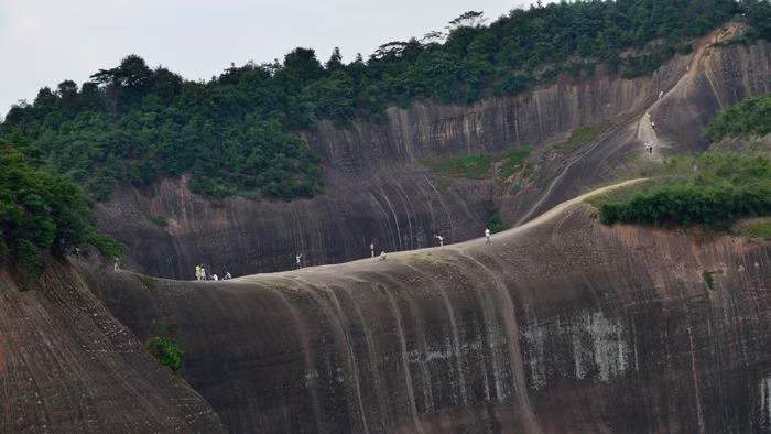 Ban đầu đây là lưu vực sông, qua hàng triệu năm, ngọn núi được mài mòn bởi mưa và nắng gió, tạo thành một kiệt tác thiên nhiên kỳ vĩ