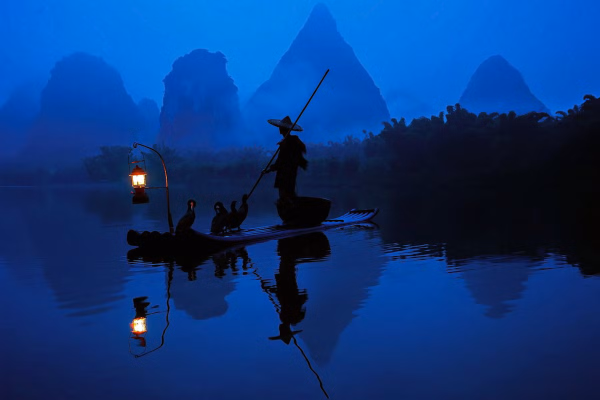 Tiếc rằng, cách đánh bắt cá hiện đại đã khiến nghề bắt cá bằng chim cốc mất dần. Cho tới nay chỉ còn lại một số người già gắn bó với nghề cổ xưa này. Ảnh: PictureCorrect.