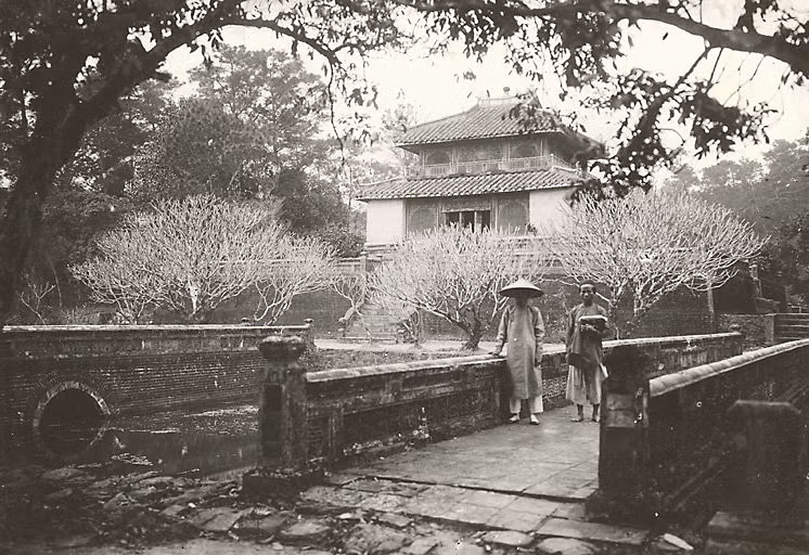 Cầu Hữu Bật (phải), cầu Trung Đạo (trái) và tòa Minh Lâu ở lăng vua Minh Mạng. Ảnh: Manhhai / Flickr.