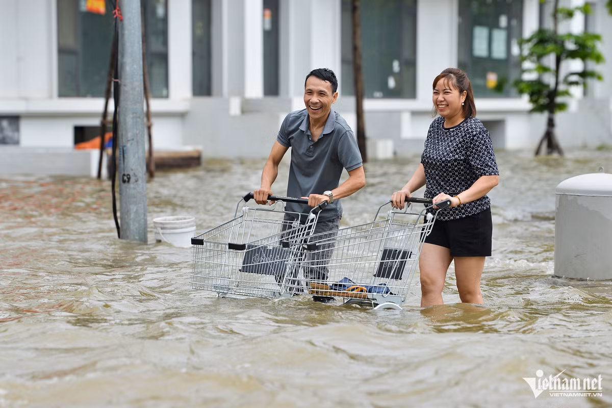 Một số người dân dùng xe đẩy để di chuyển đồ đạc ra bên ngoài.