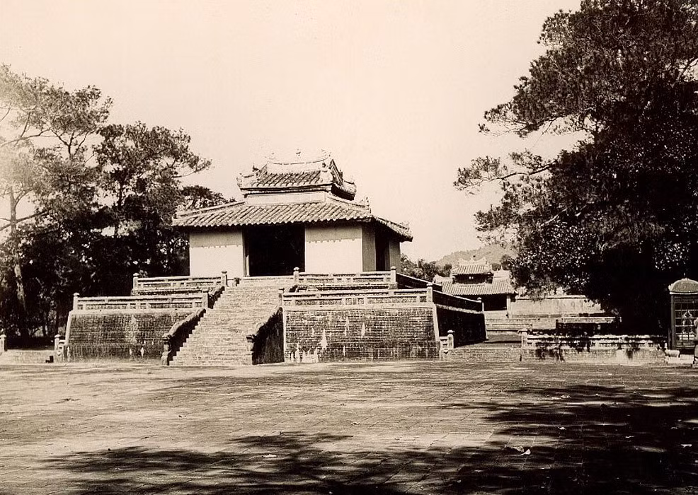 Nhà bia trong lăng vua Minh Mạng.
