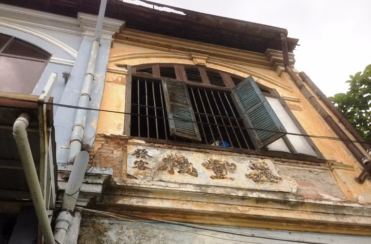 Một căn nhà khác có "tuổi đời" hơn nửa thế kỷ nằm đối diện con kênh Tàu Hủ - Bến Nghé thơ mộng trên đại lộ đẹp bậc nhất TP HCM...