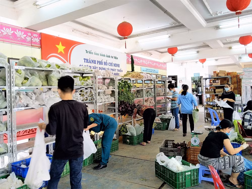 COVID-19: Bat ngo co giao lam nhan vien chot don, anh dan quan ship hang-Hinh-2