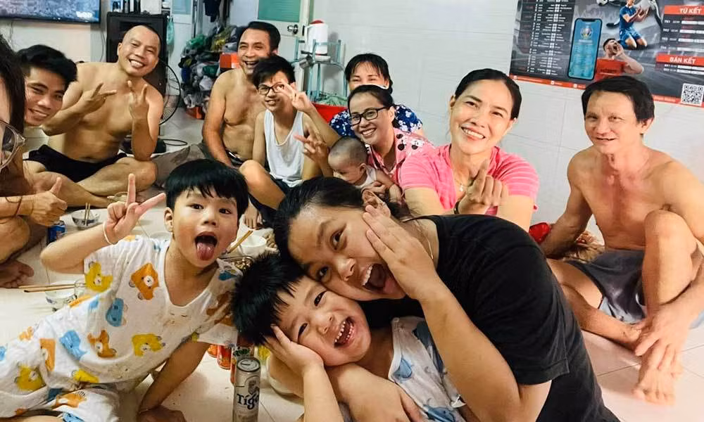 Dai gia dinh 15 F0 trong hem nho o TP.HCM chien thang COVID-19-Hinh-2