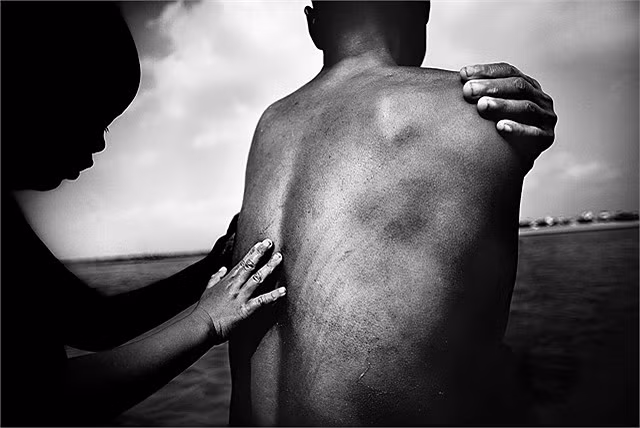 Hai mẹ con tắm cho nhau dưới sông Hồng. Mùi biết cuộc sống trên đường phố của Phả cực nhọc thế nào và tắm cho Phả sạch sẽ là điều mà Mùi có thể làm cho đời Phả dễ thở hơn.