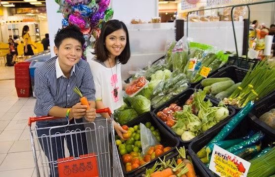 Tăng Ái Linh (áo sọc xanh) và Phạm Thị Thanh Phương (áo trắng) hiện đang sống chung và luôn cùng nhau làm tất cả mọi chuyện trong cuộc sống từ ăn uống, ngủ nghỉ, sinh hoạt và làm việc...