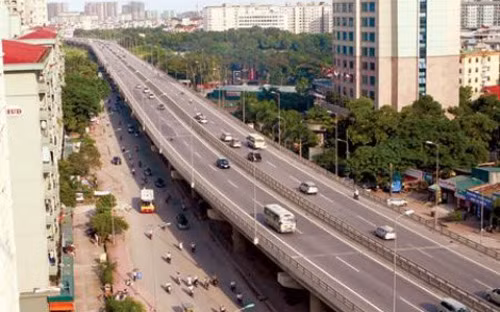 Tuyến cầu cạn hiện đại nhất Việt Nam này đã thể hiện vai trò quan trọng đối với giao thông Hà Nội hơn 1 năm qua. Tuy nhiên, sự xuống cấp của các công trình được đầu tư hàng nghìn tỷ đồng này khiến người dân không khỏi lo lắng về chất lượng của các công trình xây dựng.Ảnh: Vneconomy.