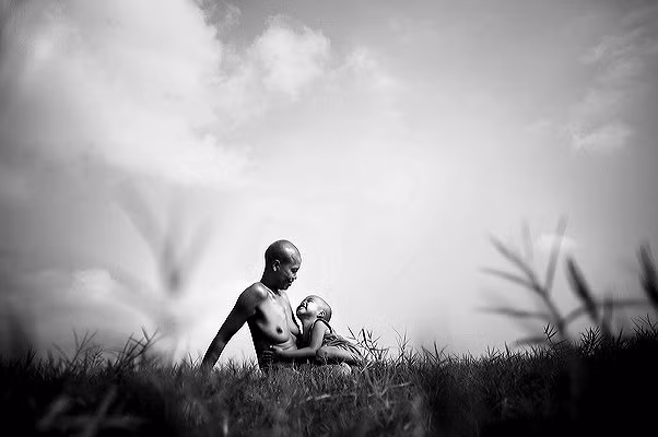 Mùi và Phả ngồi trên thảm cỏ bên cạnh sông Hồng dưới những đám mây. Phả là hạnh phúc đời Mùi và hai me con yêu nhau thắm thiết. Dù chẳng có nhiều và phải sống trên đường phố, nhưng hai mẹ con có nhau.