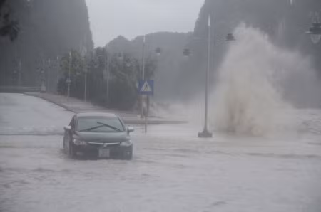 Tại Quảng Ninh, thiệt hại lớn nhất tính đến thời điểm này là cột tháp truyền hình cao hơn 50m tại thành phố Uông Bí bị quật đổ, hơn 50 ngôi nhà tốc mái. Ảnh: Tiền Phong.