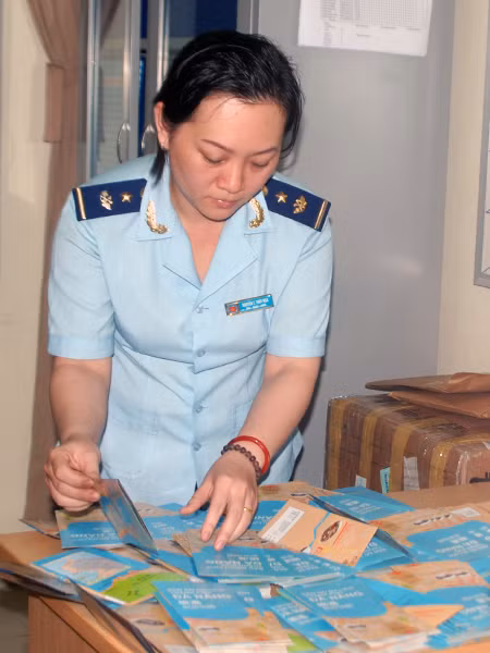 257 tờ gấp bản đồ không có Hoàng Sa, Trường Sa của du khách Trung Quốc bị hải quan Đà Nẵng bắt giữ.