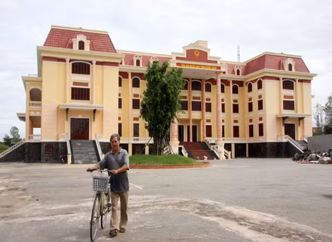 Trụ sở Tòa án Nhân dân tỉnh Đồng Tháp hoành tráng trên diện tích đất lên đến 15.000m2, kinh phí đầu tư xây dựng khoảng gần 60 tỉ đồng.