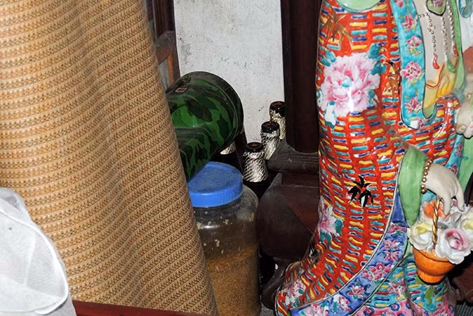 Trong góc phòng còn có một bình rượu nếp ngâm cùng nhiều vỏ chai bia khác. Người dân cho biết phòng này gần như không mở bao giờ mỗi khi có người dân lễ chùa.