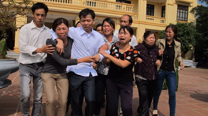 Ông Nguyễn Thanh Chấn (thứ 3 từ trái sang) trở về trong vòng tay của người thân sau 10 năm ngồi tù vì bị xử oan