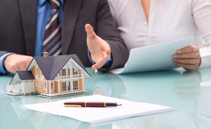 Không nên mua nhà. Trong tháng cô hồn ma quỷ, vong hồn không được thờ cúng đến nơi đến trốn thường trú ẩn những căn nhà không có người ở đang được đăng bán.