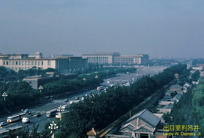Đại lộ Trường An nhìn từ khách sạn Bắc Kinh. Phía xa là Đại lễ đường Nhân dân.