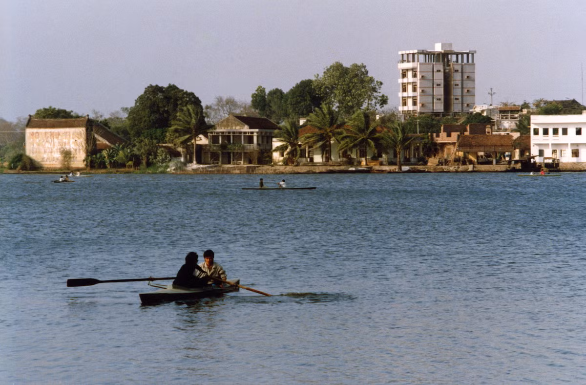 Người dân chèo thuyền kayak thư giãn trên hồ Trúc Bạch năm 1990.