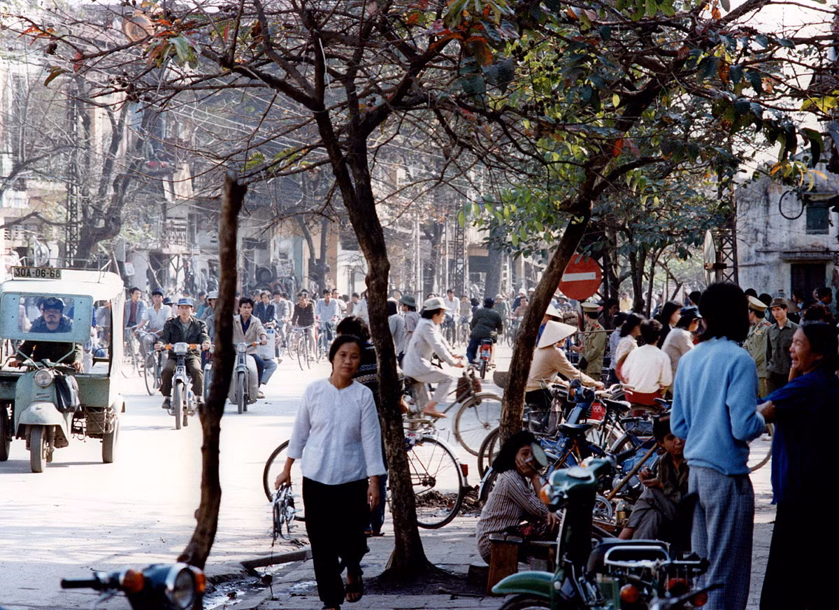 Giờ cao điểm trên một tuyến phố trung tâm Hà Nội.
