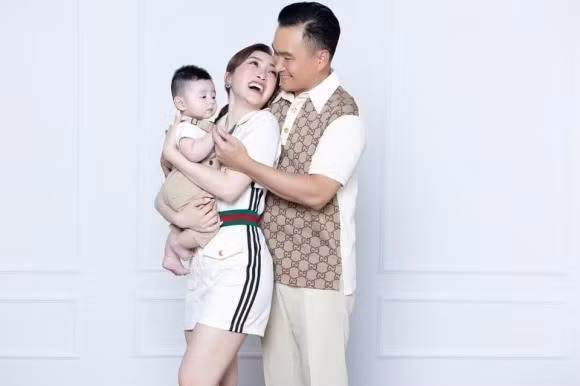 Con trai Chi Bao chua duoc 1 tuoi da phu kin hang hieu