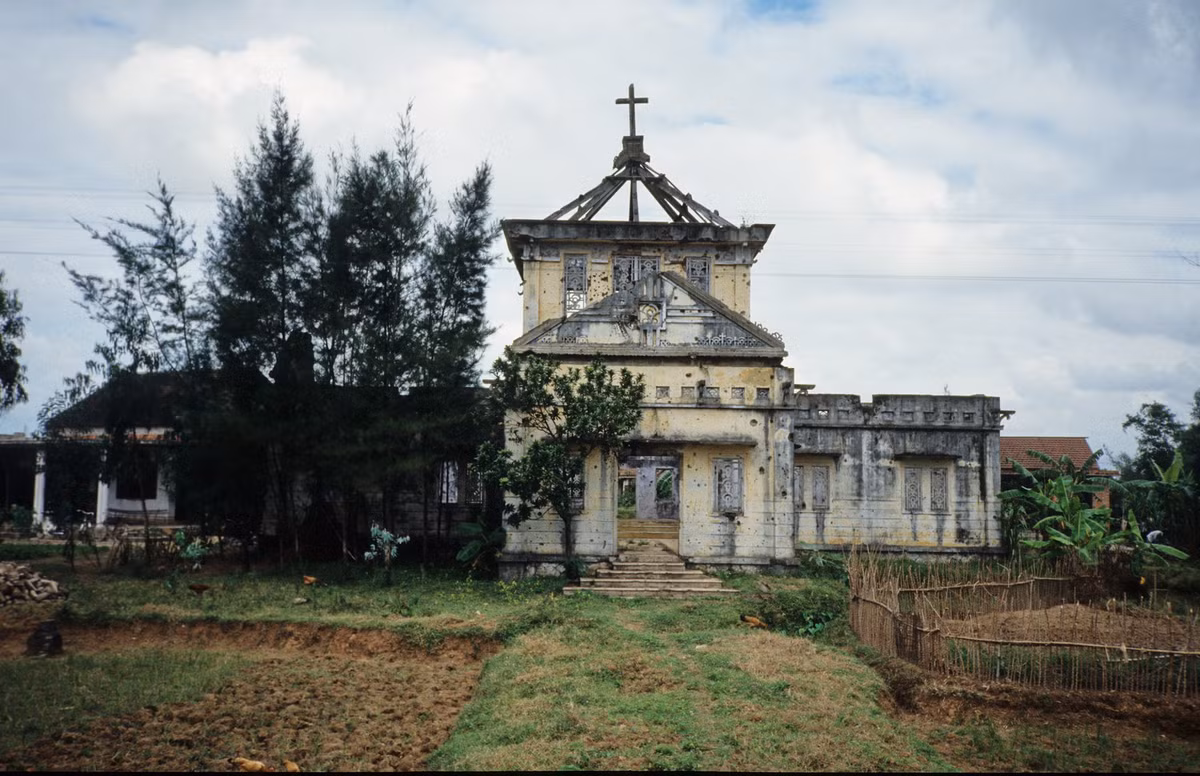 Nhà thờ đổ nát do bom đạn, một dấu tích thời chiến ở vùng đất từng là "tuyến lửa" thời kháng chiến chống Mỹ.