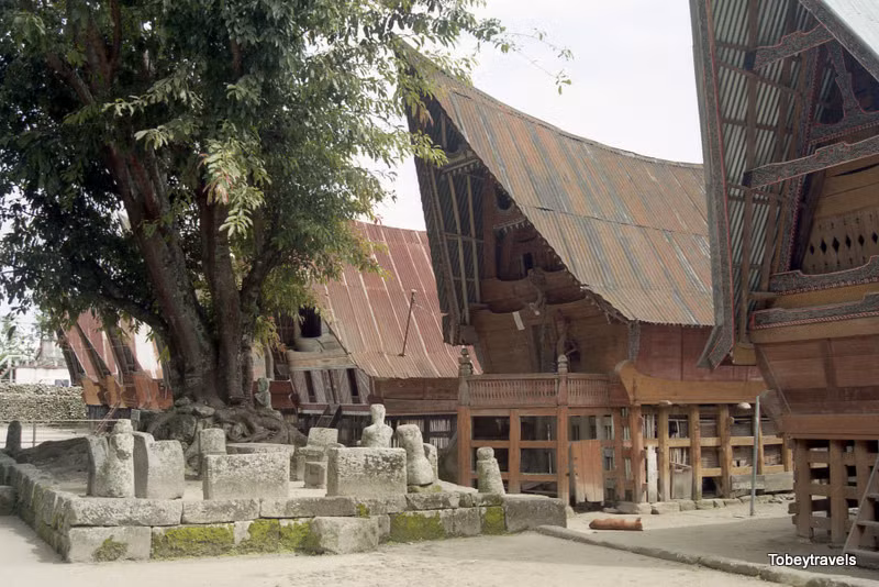 Những ngôi nhà sàn hình thuyền của người Batak Toba ở Samosir, hòn đảo giữa hồ Toba, Sumatra, Indonesia năm 1998. Ảnh: Tobeytravels Flickr.