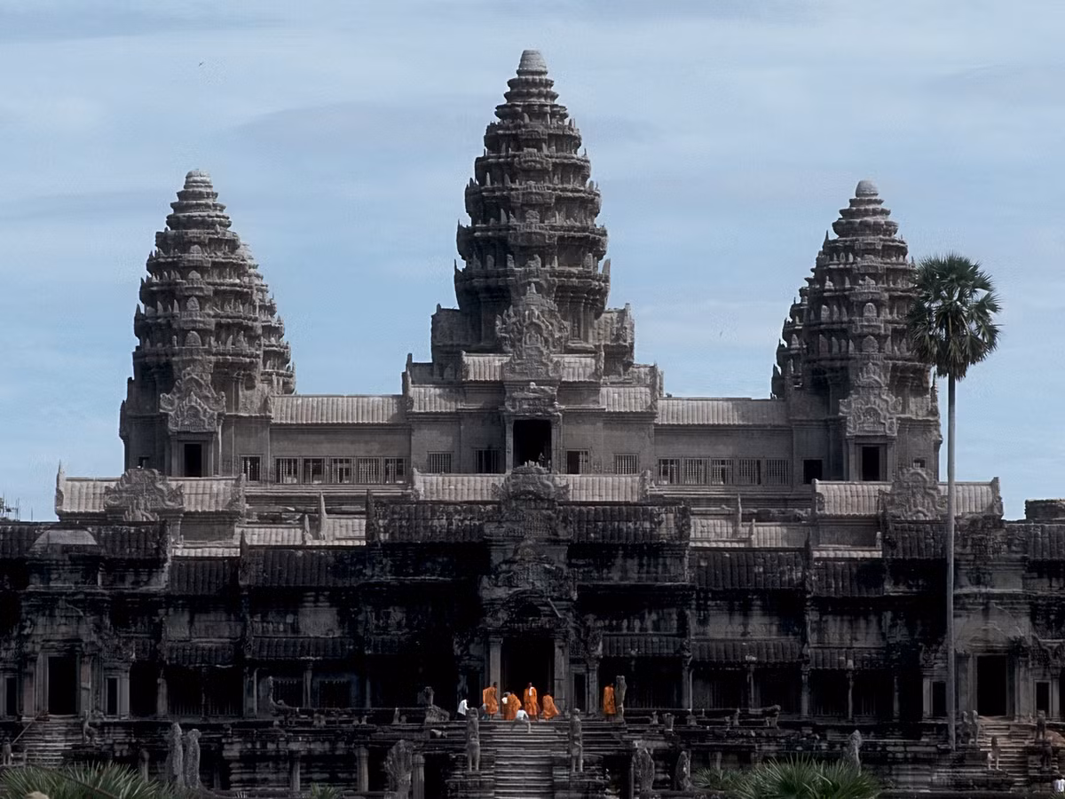 Sắc áo vàng của các nhà sư Khmer nổi bật tại cổng đền.
