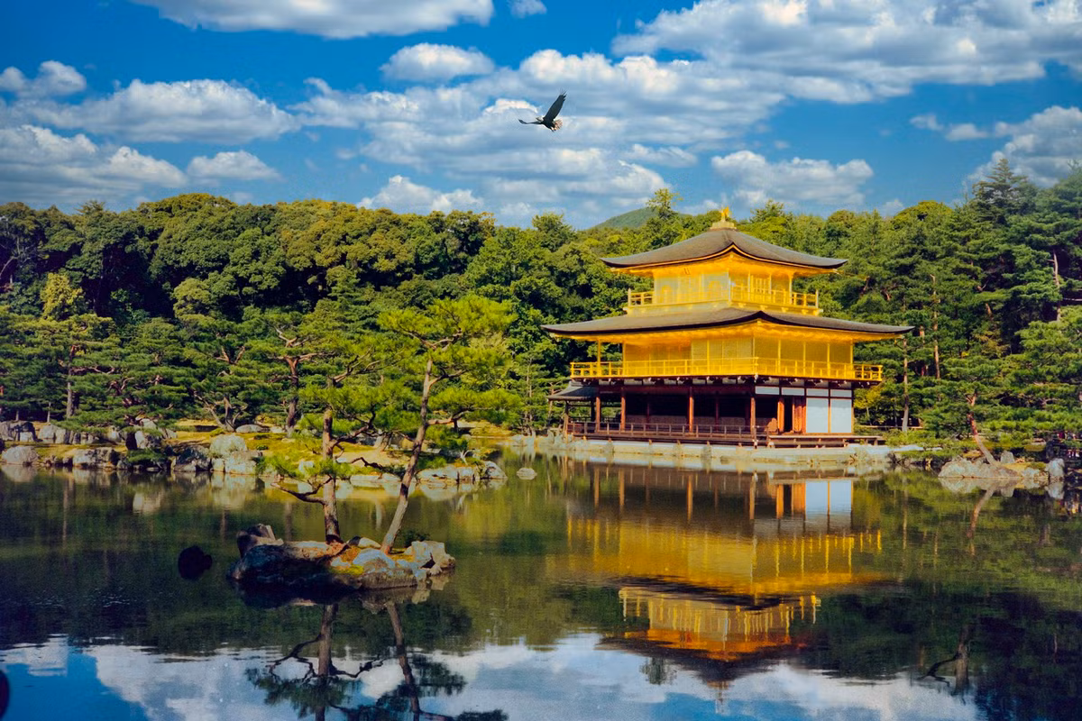 Chùa Kinkaku-ji (Kim Các Tự - Chùa Gác Vàng) biểu tượng nổi tiếng của Kyoto, cố đô Nhật Bản, 18/10/1990. Ảnh: Jean-Marc Celinan Flickr.
