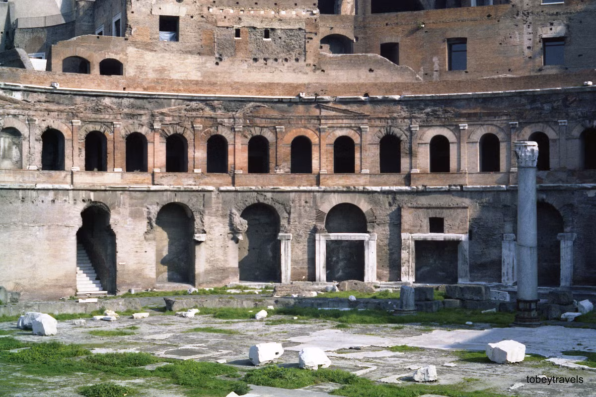 Chợ Trajan, một khu phức hợp tàn tích lớn ở Roma, nằm trên đường Via dei Fori Imperiali, đối diện với đấu trường La Mã.