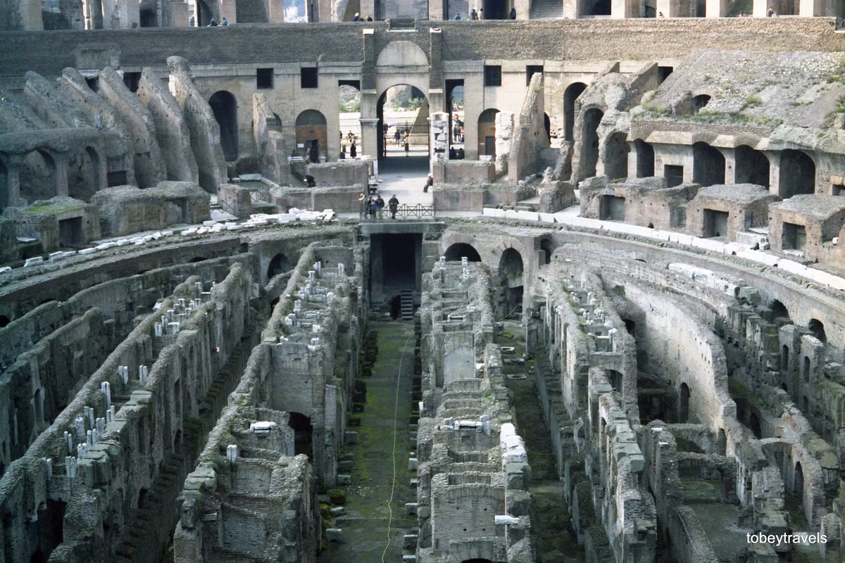Bên dưới Colosseum là một mạng lưới lối đi ngầm từng được sử dụng để vận chuyển súc vật và đấu sĩ đến sàn đấu.